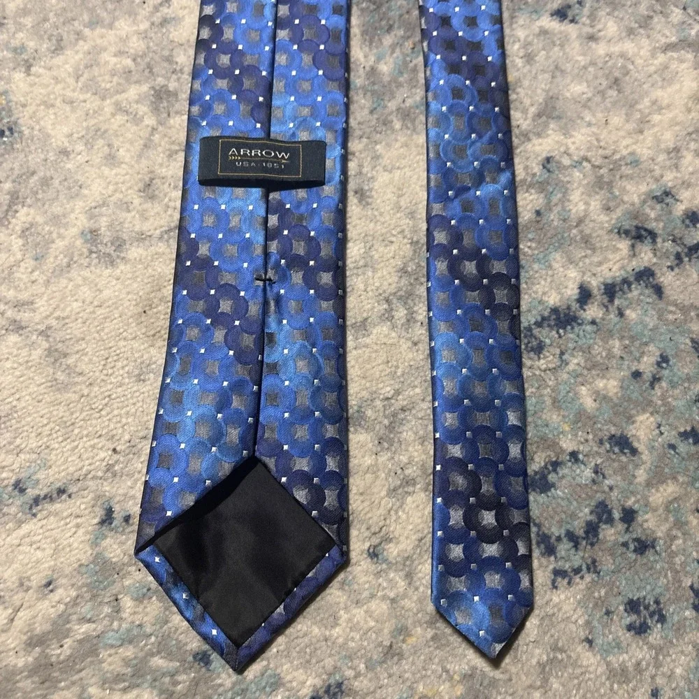 Arrow Neck Tie 100% Polyester Pre Owned but in Excellent Shape Very Stylish